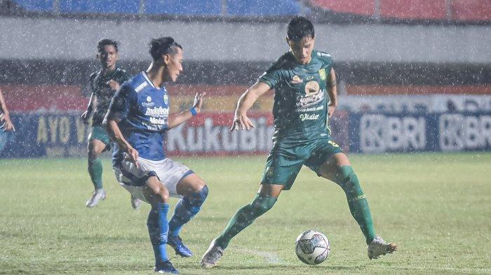 Pemain Persebaya, Bruno Moreira saat berhadapan dengan bek Persib Bandung, Henhen Herdiana. Persebaya hancurkan Persib Bandung 3-0
