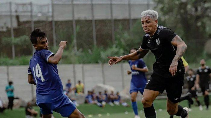 Striker PSS Sleman, Mychell Chagas (kanan) saat berhadapan dengan pemain klub Liga 3, Bantul United.