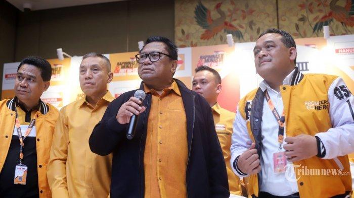 Ketua Umum Partai Hanura Oesman Sapta Odang (OSO) bersama jajaran pengurus Partai Hanura saat menggelar konferensi pers disela-sela Munas III Hanura From Zero To Hero di Hotel Sultan, Jakarta Pusat, Rabu (18/12/2019). Oesman Sapta Odang (OSO) dipilih kembali menjadi ketua Umum Partai Hanura untuk periode 2019-2024. OSO ditetapkan secara aklamasi dalam Musyawarah Nasional (Munas) III Partai Hanura. Tribunnews/Jeprima