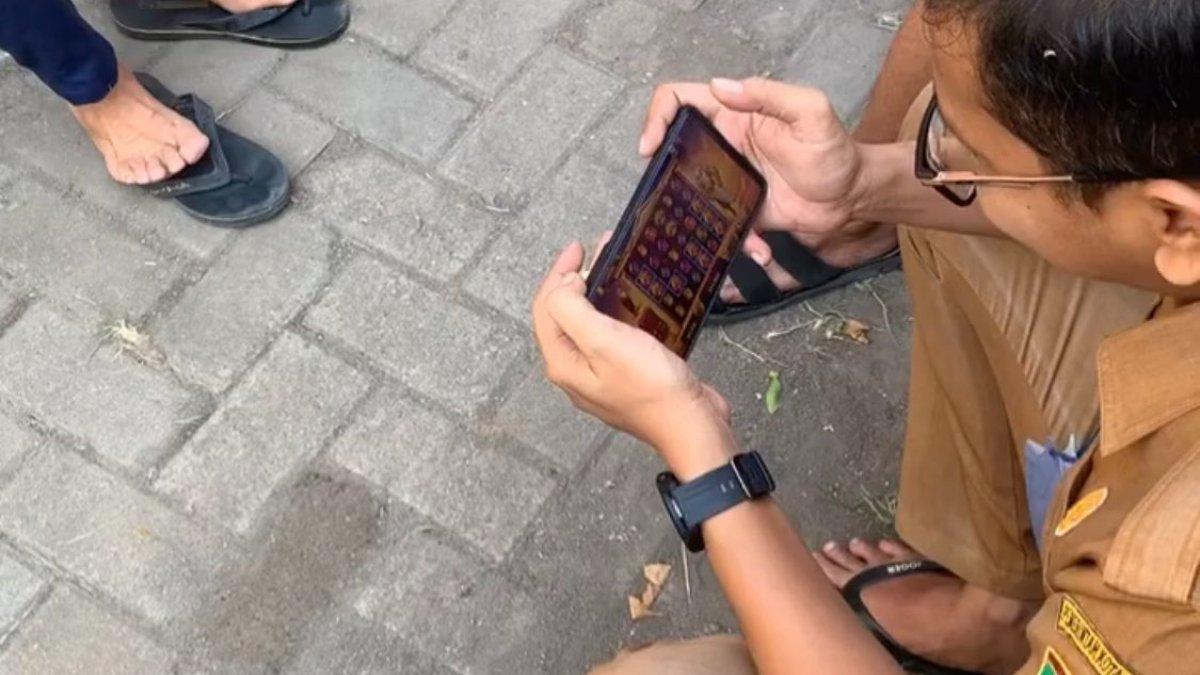 Seorang oknum ASN di Cilegon kepergok tengah asyik bermain judi online dan viral di media sosial.