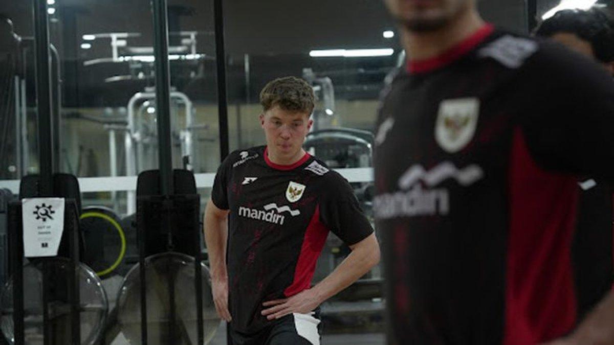 LATIHAN KEBUGARAN TIMNAS - Potret Ole Romeny penyerang Timnas Indonesia sedang mengikuti latihan kebugaran bersama pemain lainnya di Sydney.