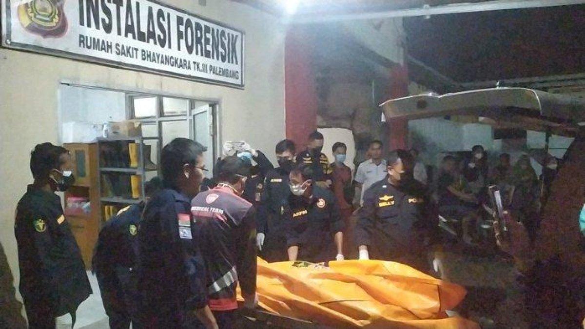 Jasad korban pembunuhan di Muba saat dibawa ke RS Bhayangkara Palembang.