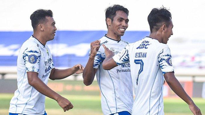 Abdul Aziz (kiri) dan Frets Butuan (tengah) ketika membela Persib Bandung.