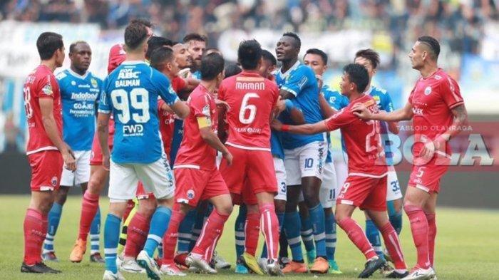 Para pemain Persib Bandung dan Persija Jakarta berseteru di tengah lapangan pada laga Liga 1 2018 di Stadion Gelora Bandung Lautan Api (GBLA), Minggu (23/9/2018) sore.