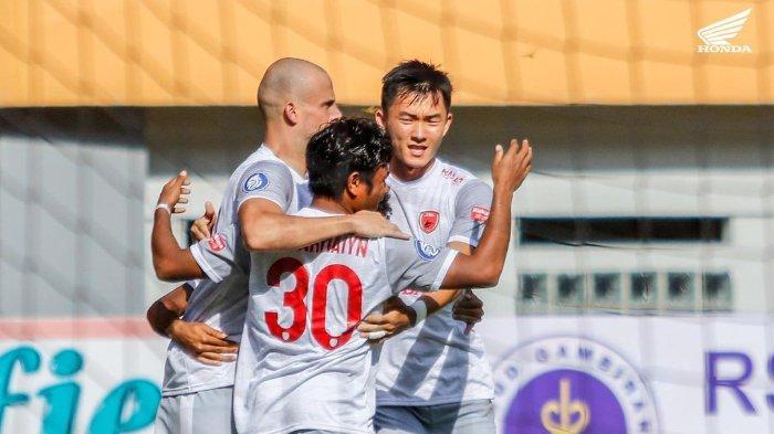 Anco Jansen (kiri) kala berseragam PSM Makassar ketika merayakan gol ke gawang Persik Kediri, dalam lanjutan Liga 1 2021 pekan keempat di Stadion Wibawa MUkti, Bekasi, Kamis (24/9/2021).