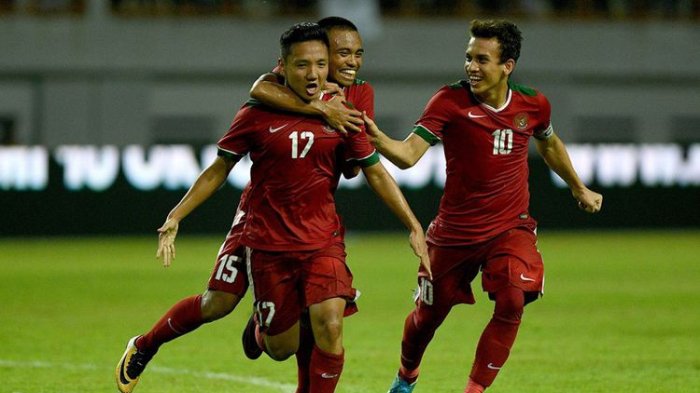 Pesepak bola Timnas U-19 Indonesia Syahrian Abimanyu (kiri) bersama Saddil Ramdani (tengah) dan Egy Maulana Vikri melakukan selebrasi setelah Syahrian Abimanyu mencetak gol ke gawang Timnas U-19 Thailand dalam pertandingan persahabatan di Stadion Wibawa Mukti, Kabupaten Bekasi, Jawa Barat, Minggu (8/10/2017). Timnas U-19 Indonesia menang 3-0 atas Timnas U-19 Thailand.