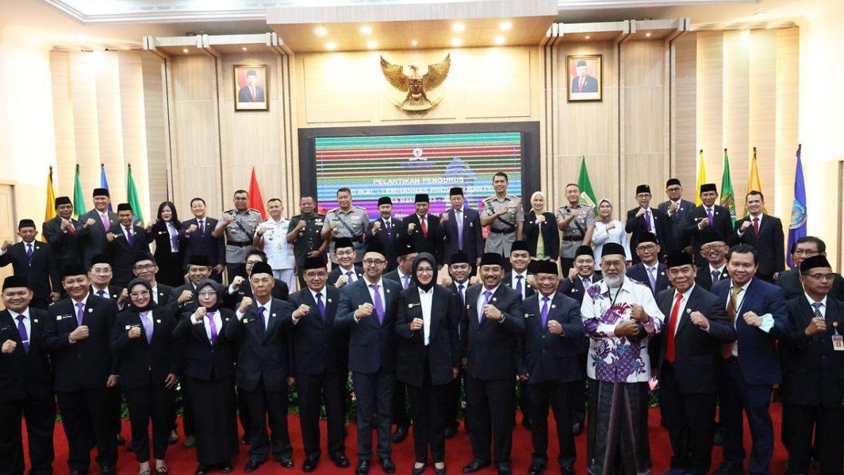 Para pengurus DPD Ikal-Lemhannas Provinsi Banten dan forkompinda berfoto bersama seusai pelantikan di Pendopo Gubernur KP3B, Serang, Senin (31/07/2023).