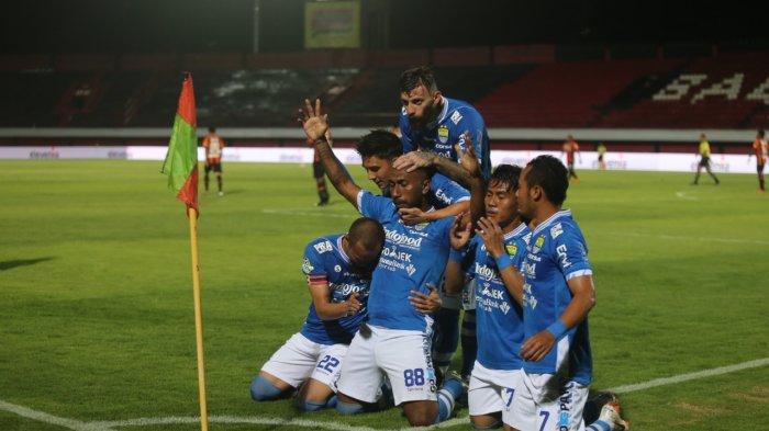 Pemain Persib Bandung Patrich Wanggai melakukan selebrasi usai menjebol gawang Perseru Serui, di Stadion Kapten I Wayan Dipta, Gianyar, Bali, Jumat (23/11/2018). Dalam laga itu, Persib Bandung ditahan imbang 2-2 oleh Perseru Serui.