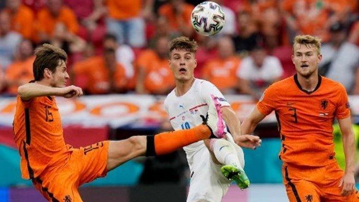 Patrik Schick (tengah) berduel dengan Marten de Roon (kiri) dan Matthijs de Ligt (kanan) pada laga 16 besar Euro 2020 yang mempertemukan Belanda vs Ceko di Puskas Arena, Minggu (27/6/2021).