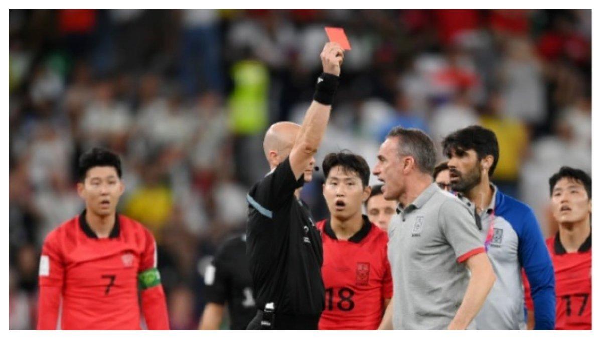 Paulo Bento memprotes keputusan Anthony Taylor yang menyudahi laga Korea Selatan vs Ghana.