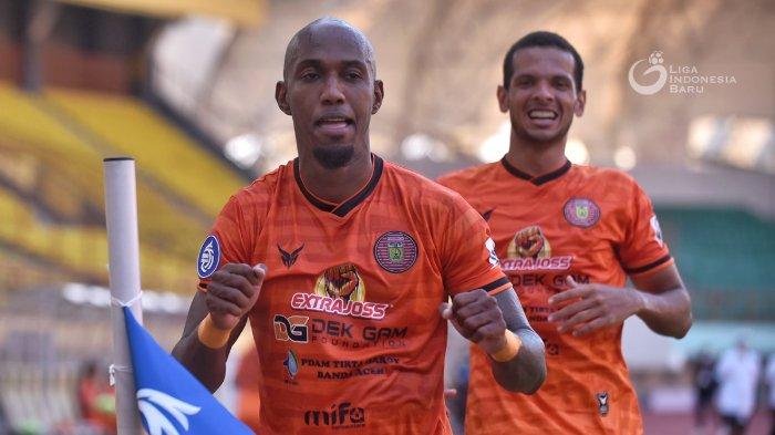 Striker asing Persiraja Banda Aceh Paulo Henrique dan rekannya saat selebrasi atas gol yang diciptanya. Striker asing Persiraja Banda Aceh menjadi pemuncak top skor sementara Liga 1 2021.