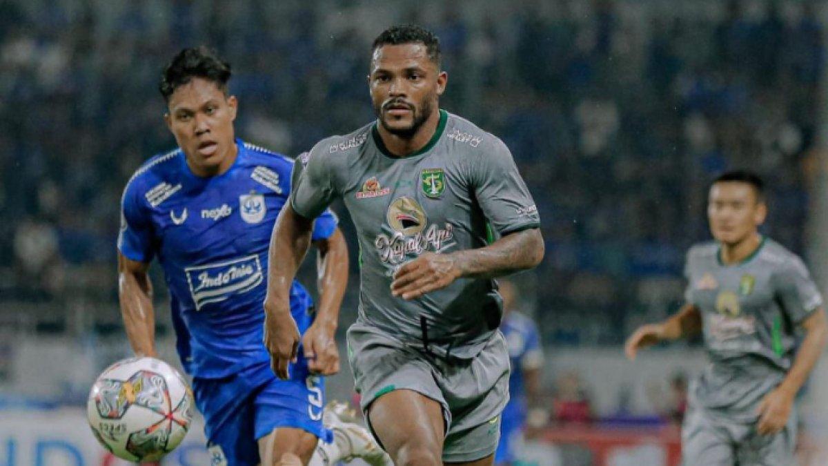 Striker asing Persebaya Surabaya, Paulo Victor saat hadapi PSIS Semarang dalam lanjutan laga tunda pekan 23 Liga 1 2022/2023 di Stadion Jatidiri, Semarang, Jawa Tengah pada Rabu (29/3/2023)