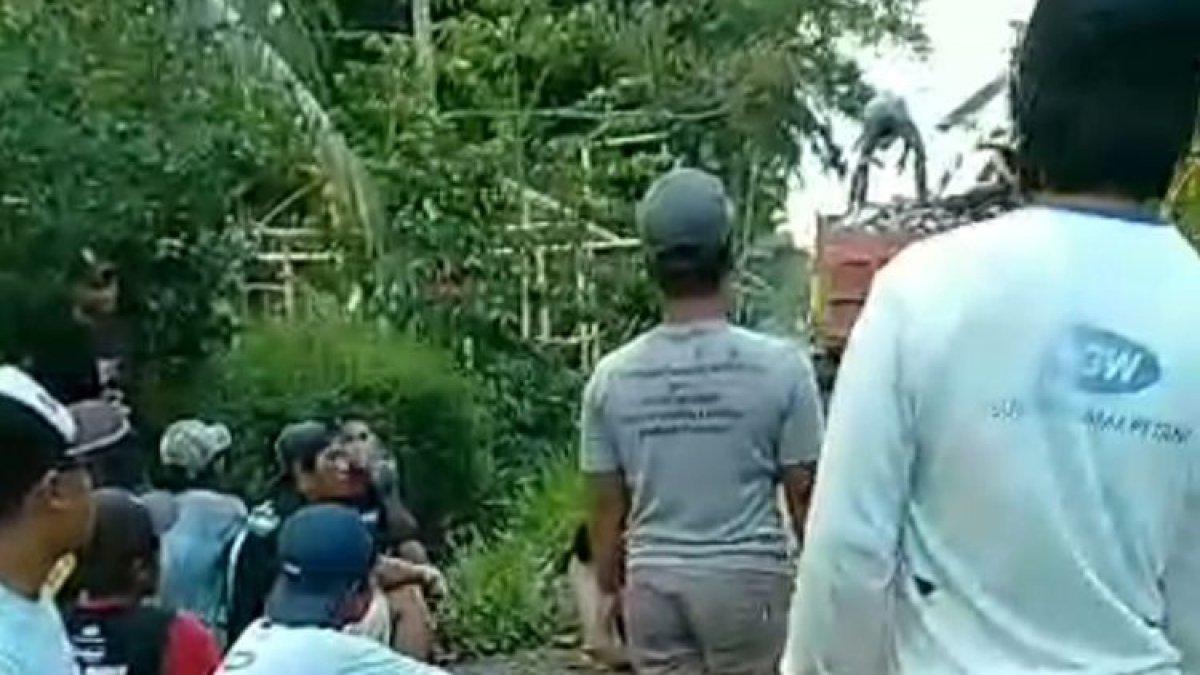 Warga saat menyaksikan paving yang ditarik kembali. Diduga penarikan itu dilakukan seorang calon anggota legislatif yang raihan suaranya tidak seperti keinginannya.