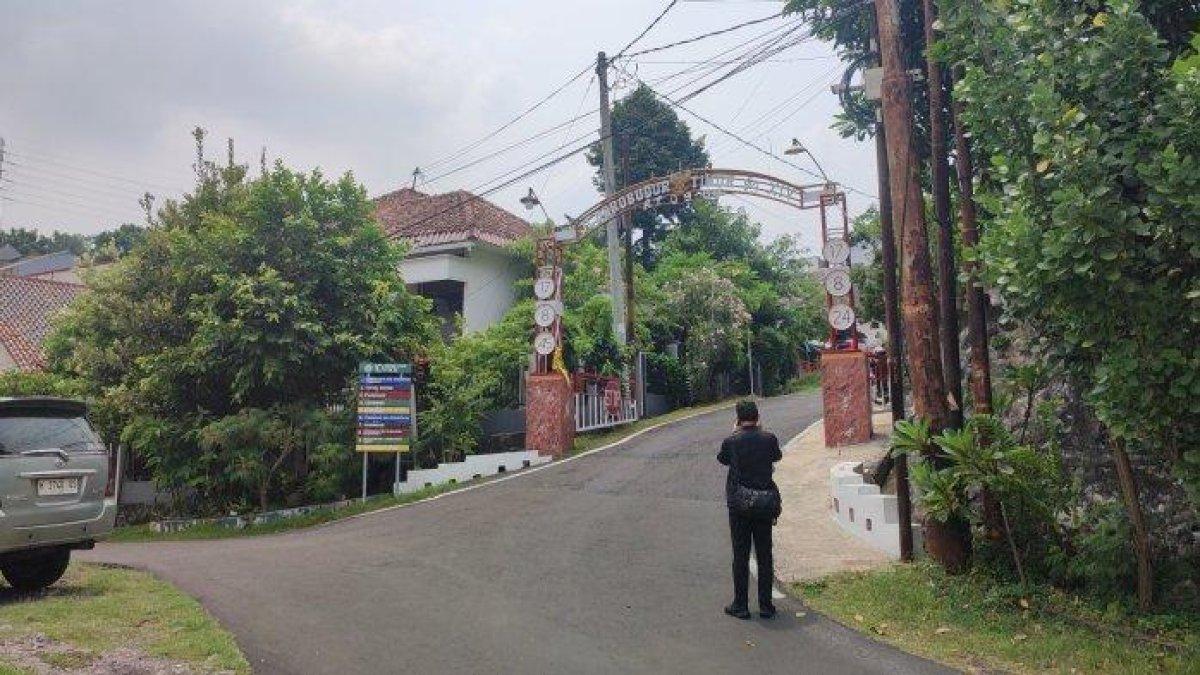 Bendera kuning di gang masuk rumah keluarga korban pelajar yang tewas diduga ditembak, di Kembangarum, Kecamatan Semarang Barat, Kota Semarang, Senin (25/11/2024).