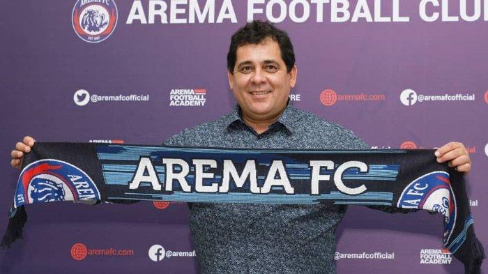 Pelatih anyar Arema FC, Carlos Oliveira, di Kantor Arema FC, Kamis (17/9/2020).