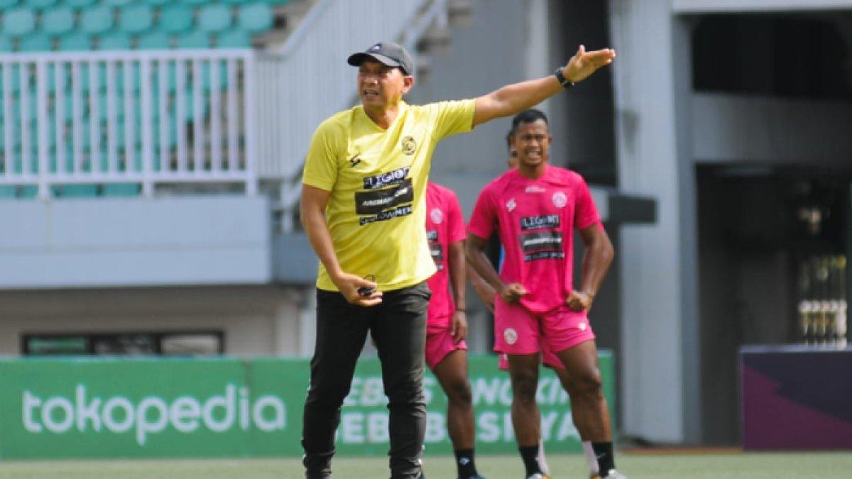 Pelatih anyar Arema FC, I Putu Gede memimpin latihan perdana jelang lawan RANS Nusantara FC di Stadion Pakansari, Bogor, Selasa (7/2/2023).