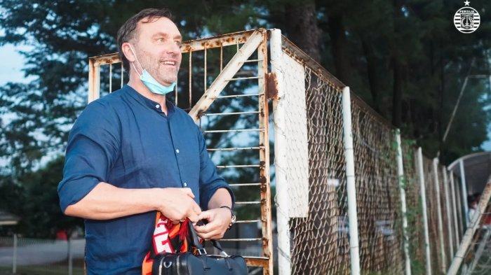 Pelatih anyar Persija Jakarta, Thomas Doll mendatangi lapangan latihan Macan Kemayoran