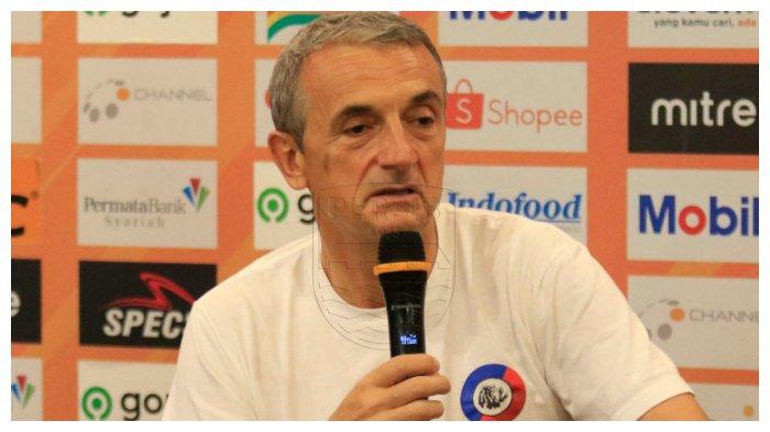 Pelatih Arema FC, Milomir Seslija tangapi santai rekor buruk saat bermain di bandung