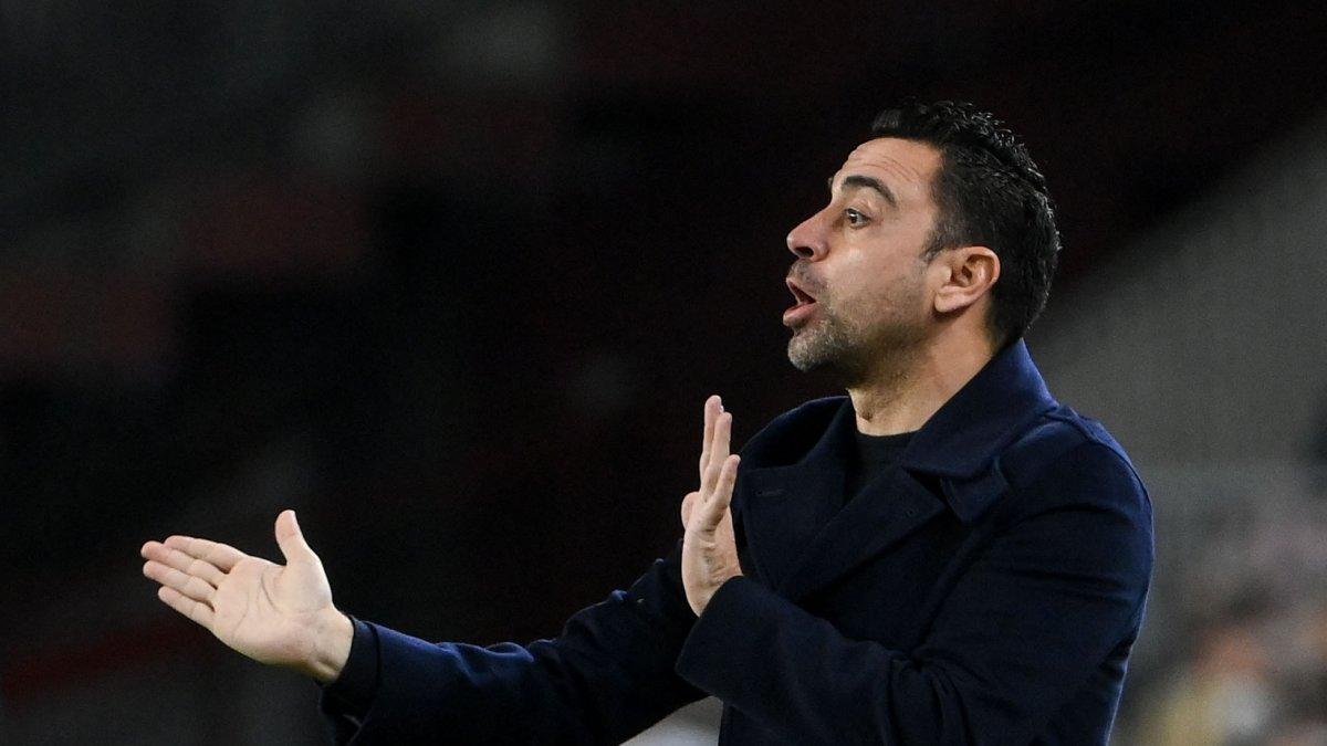 pelatih Barcelona asal Spanyol, Xavi Hernandez dalam laga Liga Europa antara FC Barcelona melawan SSC Napoli di Stadion Camp Nou, Barcelona, Spanyol, Jumat (18/2/2022)