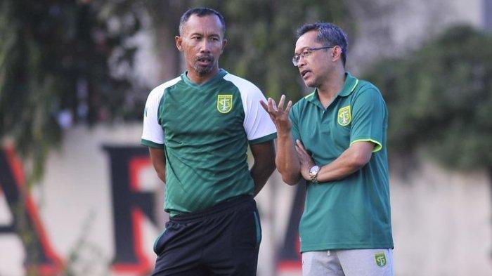 Pelatih baru Persebaya Surabaya Aji Santoso (kanan) berdiskusi dengan Uston Nawawi pada latihan rutin di Lapangan Mapolda Jatim, Surabaya, Kamis (31/10/2019) sore.