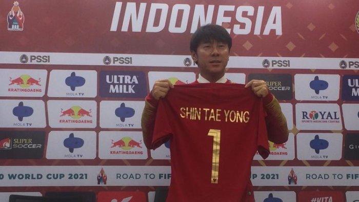 Pelatih baru timnas Indonesia, Shin Tae-yong, mengangkat jersey Merah Putih pada sesi perkenalan di Stadion Pakansari, Kab Bogor, Sabtu (28/12/2019).