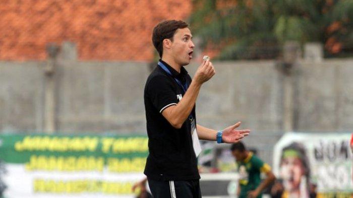 Pelatih Bhayangkara FC, Paul Munster menunjukkan barang bukti pelemparan pecahan bangunan dari oknum suporter saat babak penyisihan grup A piala Gubernur Jatim 2020 melawan Persebaya Surabaya yang berakhir dengan skor 1-0 di Stadion Bangkalan, Jawa Timur, Rabu (12/02/2020) sore.