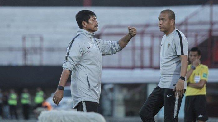 Pelatih dan Asisten pelatih timnas U-22 Indonesia, Indra Sjafri serta Nova Arianto pada laga persahabatan kontra timnas U-23 Iran, di Stadion Kapten I Wayan Dipta, Gianyar, Rabu (13/11/2019).