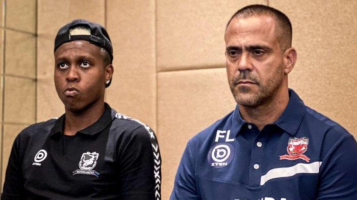 Pelatih Madura United, Fábio Lefundes bersama anak asuhnya, Jaja dalam konferensi pers laga Liga 1 2021.