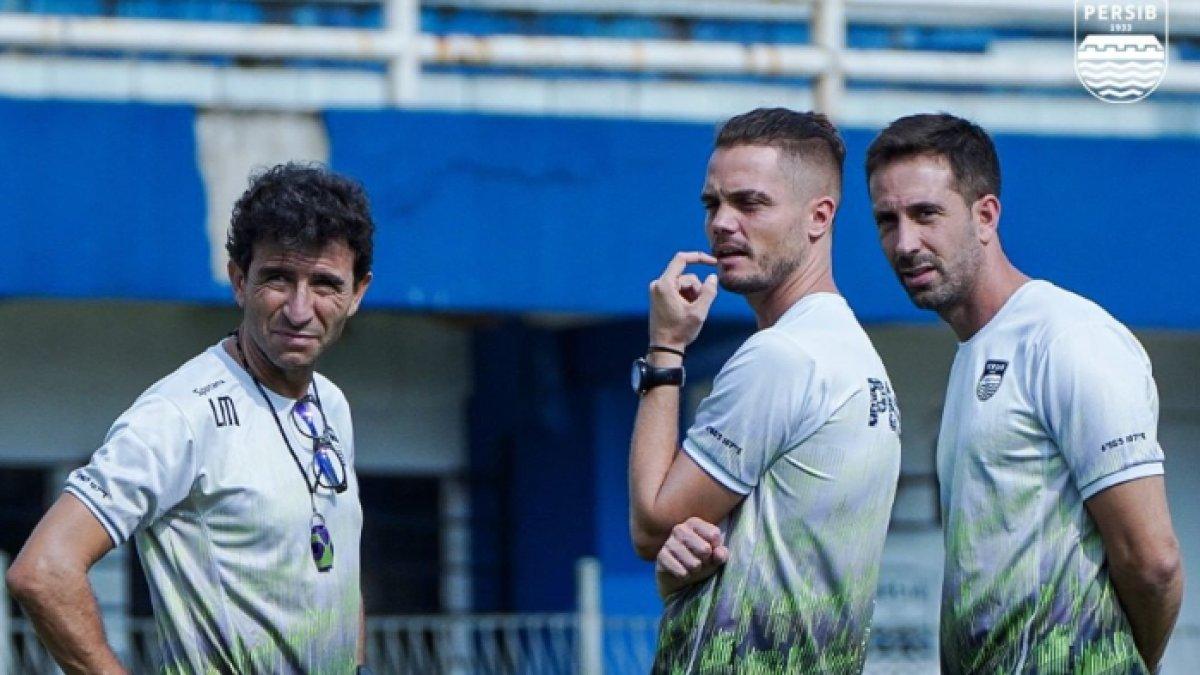 Pelatih Persib Bandung, Luis Milla bersama dua asisten pelatihnya, Manuel Cascallana dan Carlos Grande Rodriguez di Stadion Persib (Sidolig), Bandung, Jumat (4/11/2022).