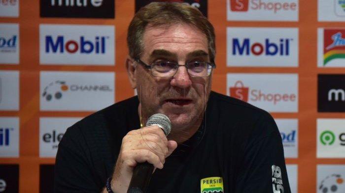 PROFIL PELATIH-Pelatih Persib Bandung, Robert Rene Alberts, saat mengungkapkan kunci kemenangan timnya atas Persebaya Surabaya pada pekan ke-23 Liga 1 2019.