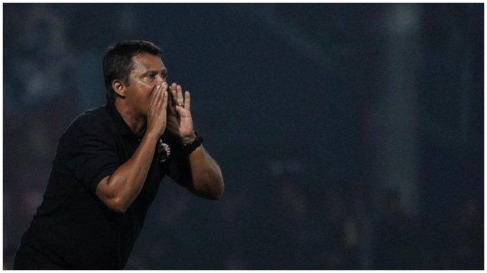 Pelatih Persija Jakarta, Sergio Farias dalam laga melawan Arema FC pada Piala Gubernur Jatim 2020 di Stadion Kanjuruhan, Malang, Sabtu (15/2/2020).