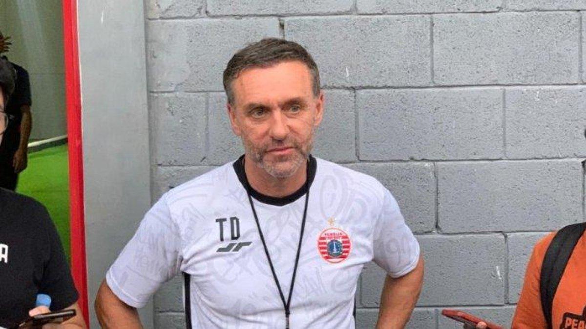 Pelatih Persija Jakarta, Thomas Doll, dalam sesi latihan di Nirwana Park, Sawangan, Jawa Barat, Rabu(31/5/2023).