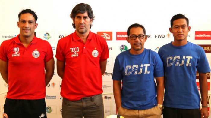 Pelatih Persija Jakarta, Stefano Cugurra, bersama dengan Addison Alves, dan pelatih Persela Lamongan, Aji Santoso, dengan Birrul Walidain saat sesi jumpa pers di Lamongan, Sabtu (19/5/2018)