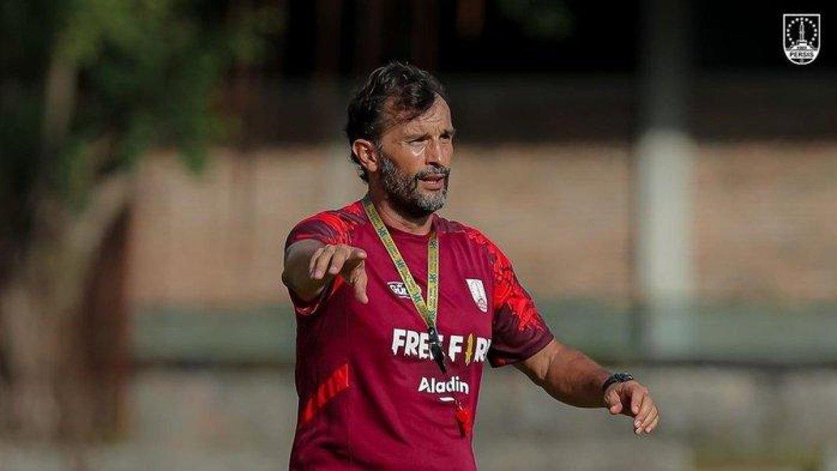 Pelatih Persis Solo Leonardo Medina