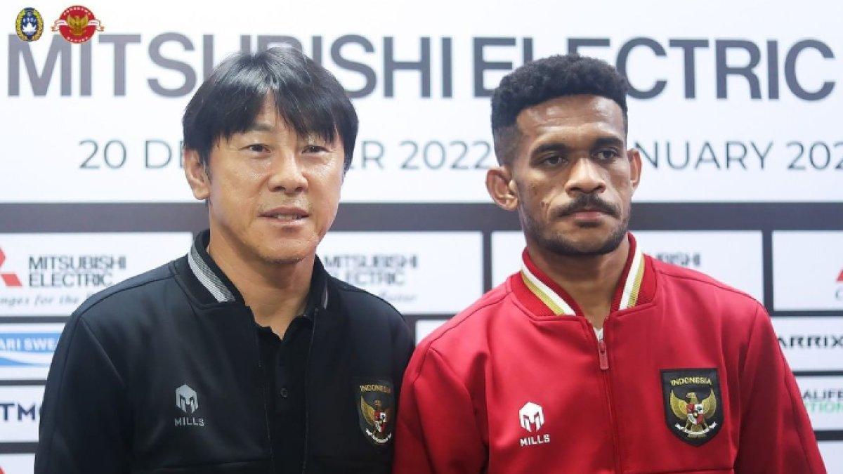 Pelatih Timnas Indonesia, Shin Tae-yong dan Ricky Kambuaya pada jumpa pers jelang lawan Filipina dalam matchday terakhir grup A Piala AFF 2022.