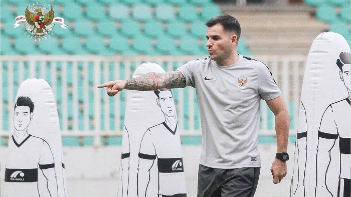 Pelatih Timnas Indonesia, Simon McMenemy saat memimpin latihan.