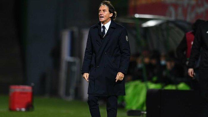 Pelatih Timnas Italia Roberto Mancini memantau anak asuhnya di pinggir lapangan.