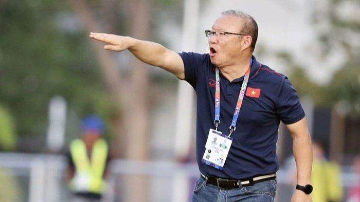 Pelatih timnas U-22 Vietnam, Park Hang Seo, memberikan arahan kepada pemainnya saat tampil di SEA Games 2019.