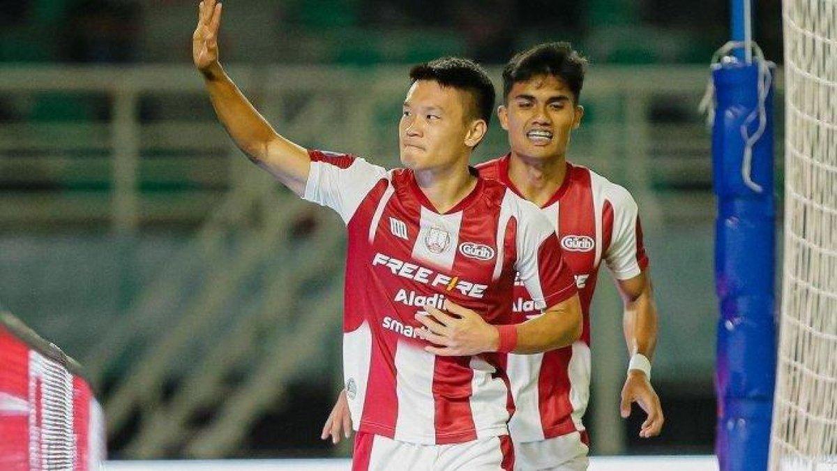 Selebrasi pemain Persis Solo, Sho Yamamoto setelah membobol gawang mantan timnya Persebaya Surabaya pada pertandingan Liga 1 2023 pekan tunda 18.