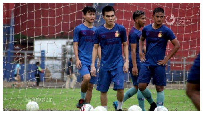 Dua pemain anyar Persik Kediri, Vava Mario Yagalo dan Paulo Sitanggang sudah mengikuti latihan bersama tim berjuluk Macan Putih