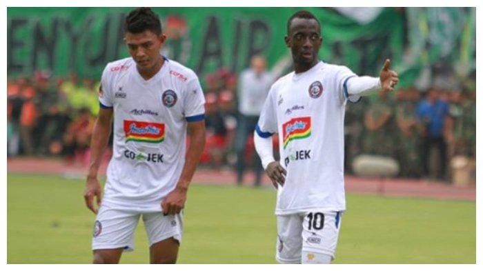 Pemain Arema FC, Dedik Setiawan (kiri) dan Makan Konate (kanan) pada laga final leg pertama Piala Presiden 2019 melawan Persebaya di Stadion Gelora Bung Tomo, Surabaya, Selasa (9/4/2019)