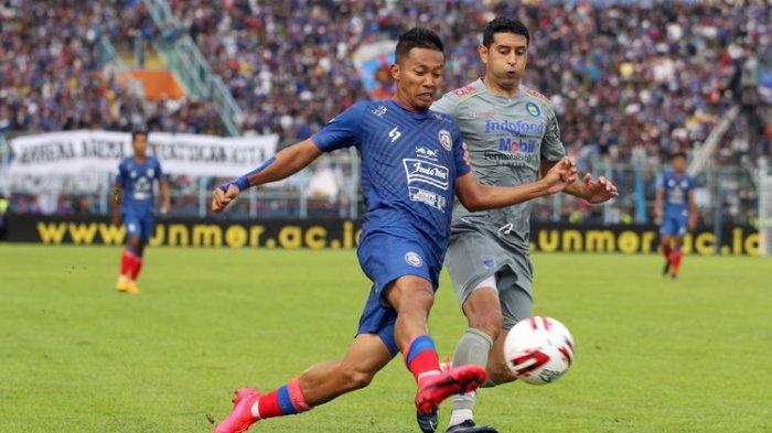 Pemain Arema FC Dendi Santoso dijaga ketat pemain Persib Bandung Esteban Viscarra pada pekan kedua Liga 1 2020 yang berakhir dengan skor 1-2 di Stadion Kanjuruhan Malang, Jawa Timur, Minggu (08/03/2020) sore.