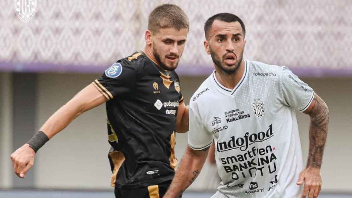 Pemain Bali United, Brwa Nouri berduel dengan pemain Dewa United, Majed Osman dalam lanjutan Liga 1 2022 pekan ke-26 di Stadion Indomilk Arena, Rabu (22/2/2023).