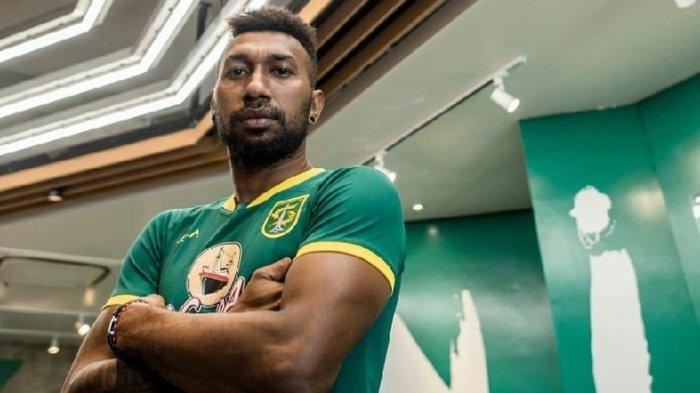 Pemain baru Persebaya Surabaya, Patrich Wanggai untuk musim 2020 yang baru diperkenalkan pada hari Selasa (07/01/2019) siang.