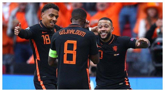 Pemain Belanda Memphis Depay, Wijnaldum dan Donyell Malen saat merayakan gol ke gawang Makedonia Utara di Stadion Amsterdam Arena, Belanda, Senin (21/6/2021).