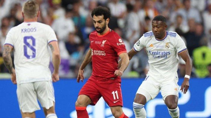 Pemain Liverpool, Mohammed Sallah dikawal dua pemain Real Madrid, Toni Kroos dan David Alaba pada final Liga Champions 2021/2022 di Stade de France, Minggu (29/5/2022).