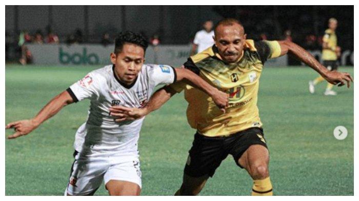 Pemain Madura United, Andik Vermansyah berduel dengan pemain Barito Putera di Stadion 17 Mei, Banjarmasin, Jumat (24/5/2019).