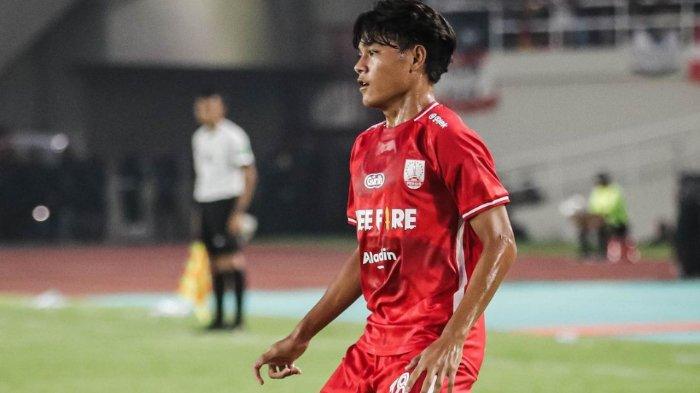 Pemain muda Persis Solo, Zanadin Fariz saat melawan PSS Sleman di Piala Presiden 2022 di Stadion Manahan, Solo, Sabtu (11/6/2022).
