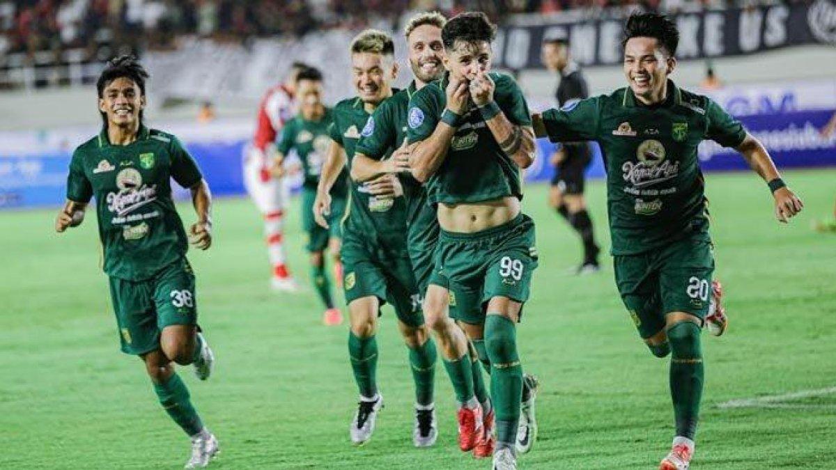 Pemain Persebaya, Bruno Moriera melakukan selebrasi usai menjebol gawang Persis Solo di Stadion Manahan Solo, Sabtu (1/7/2023).