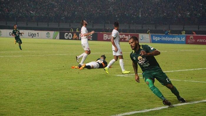 Pemain Persebaya Surabaya, David da Silva usai mencetak gol kegawang PSM Makassar, Sabtu (10/11/2018).